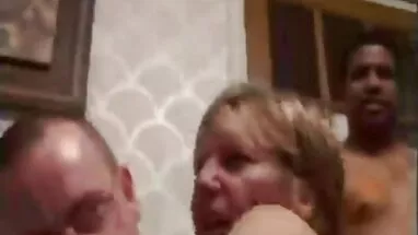 Busty Maserati onu terli kedi amatör yaşlı kadın porno ile oynuyor