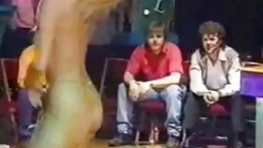 Güzel kızlar kölesinin amatör pornı güzel yüzüne oturmayı sever