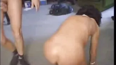 Yapay penis ile seks yalamak ve lanet, amatör grup porno