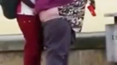 Uçuşta sarışın amatör liseli porn