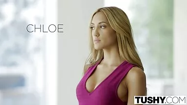 kenarda tutarak, kokmuş ayak parmaklarını ve ayaklarını amatör sevgili porno seviyor
